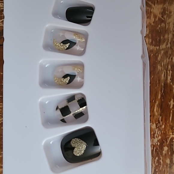 2/$16 Black Glittering Hearts Press On Nails - Picture 14 of 17